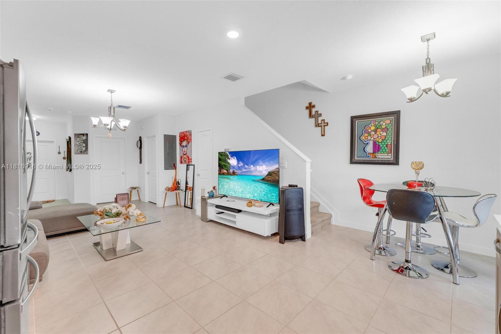 See details 504 3 / 3 1376 sq. ft. $ 2025-10-22 0 Photo