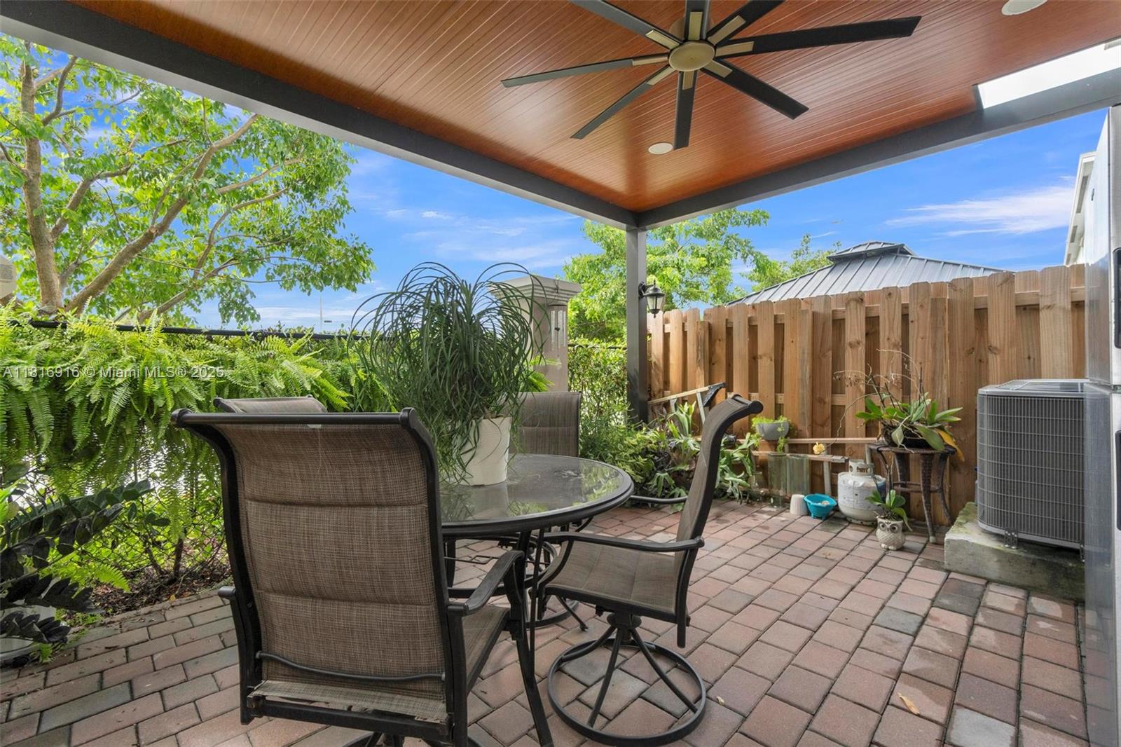 See details 504 3 / 3 1376 sq. ft. $ 2025-10-22 0 Photo