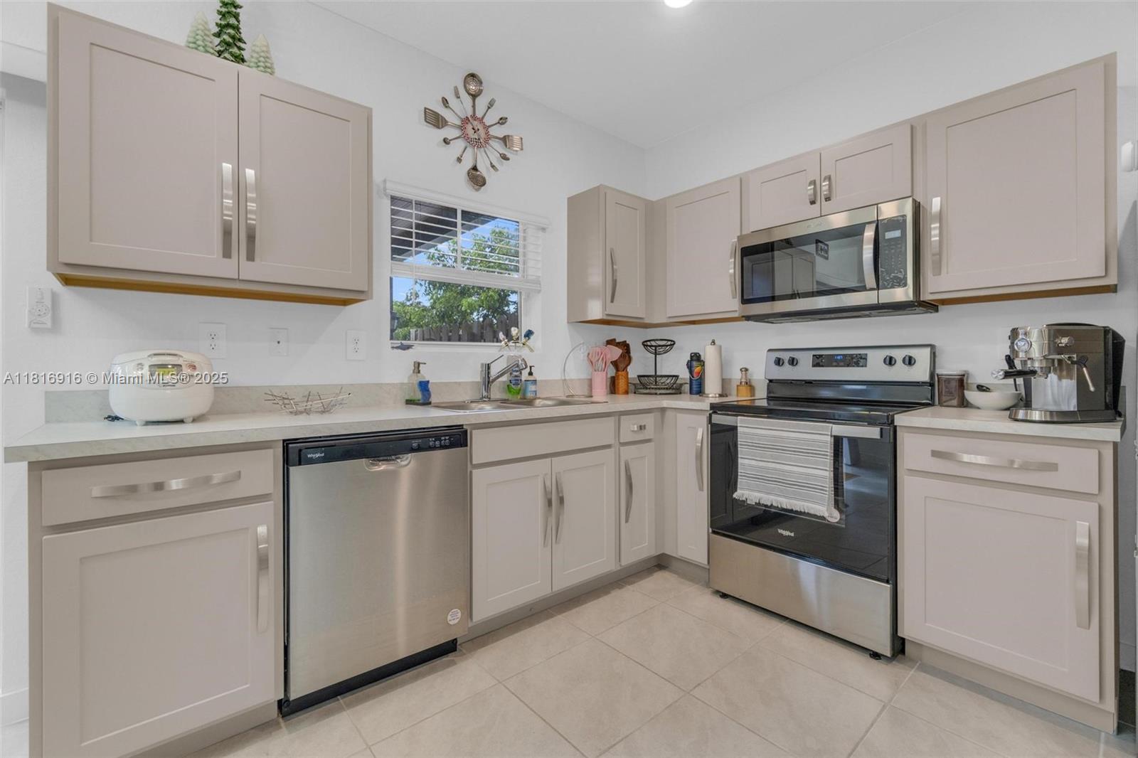 See details 504 3 / 3 1376 sq. ft. $ 2025-10-22 0 Photo