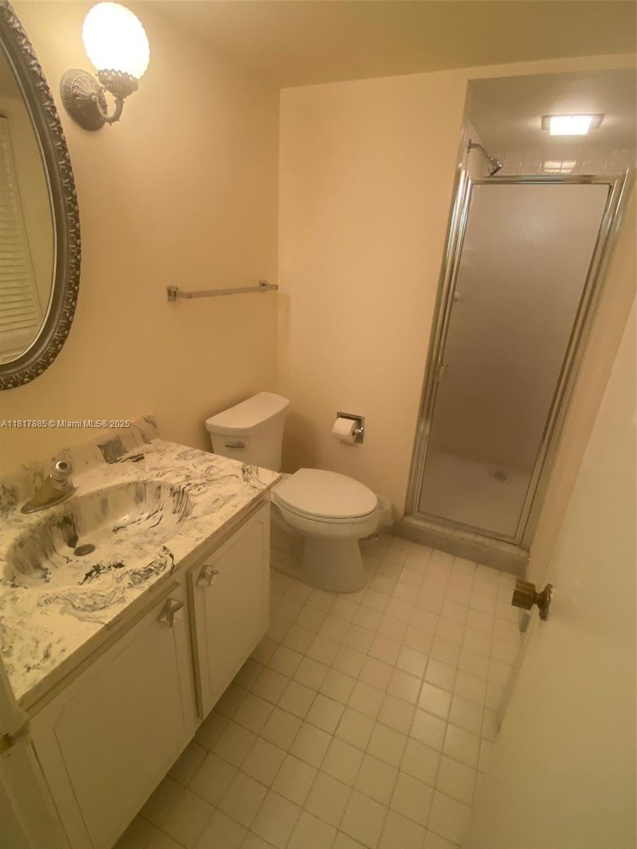 Photo of 1865 Ocean Dr  #2G, Hallandale Beach, Florida, 33009 - Guest Bathroom