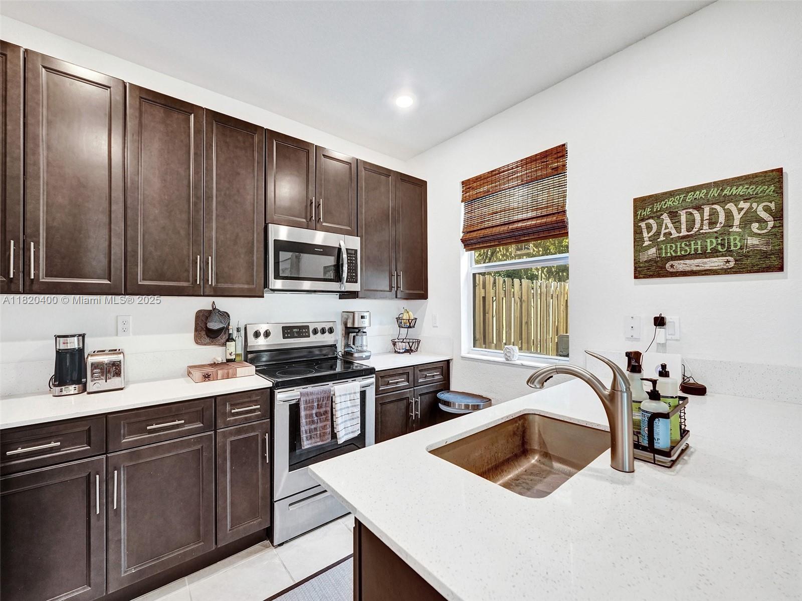 See details 1100 3 / 3 1331 sq. ft. $ 2025-06-11 0 Photo