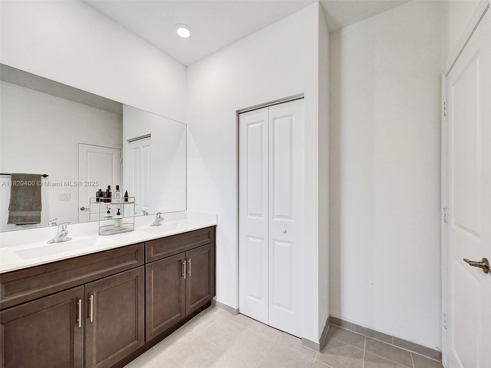 See details 1100 3 / 3 1331 sq. ft. $ 2025-06-11 0 Photo