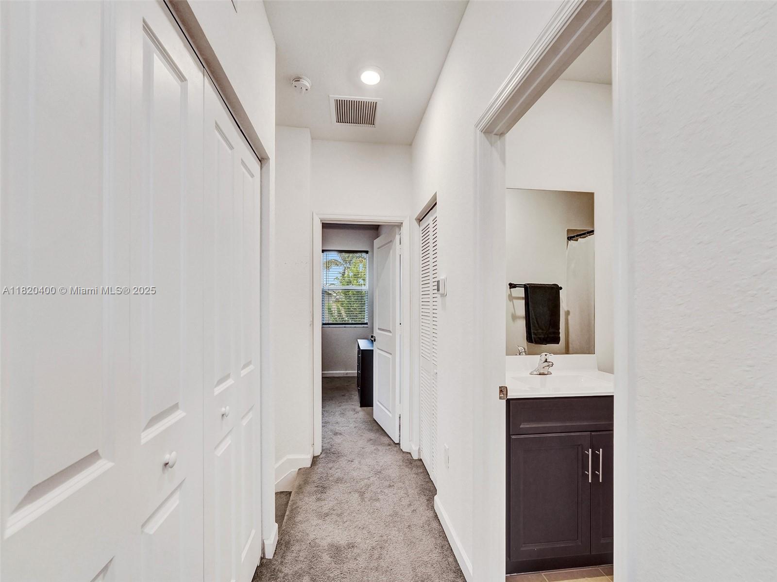 See details 1100 3 / 3 1331 sq. ft. $ 2025-06-11 0 Photo