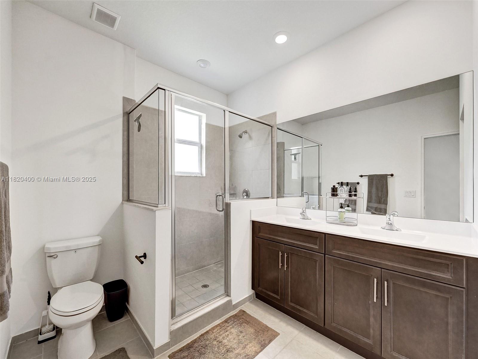 See details 1100 3 / 3 1331 sq. ft. $ 2025-06-11 0 Photo