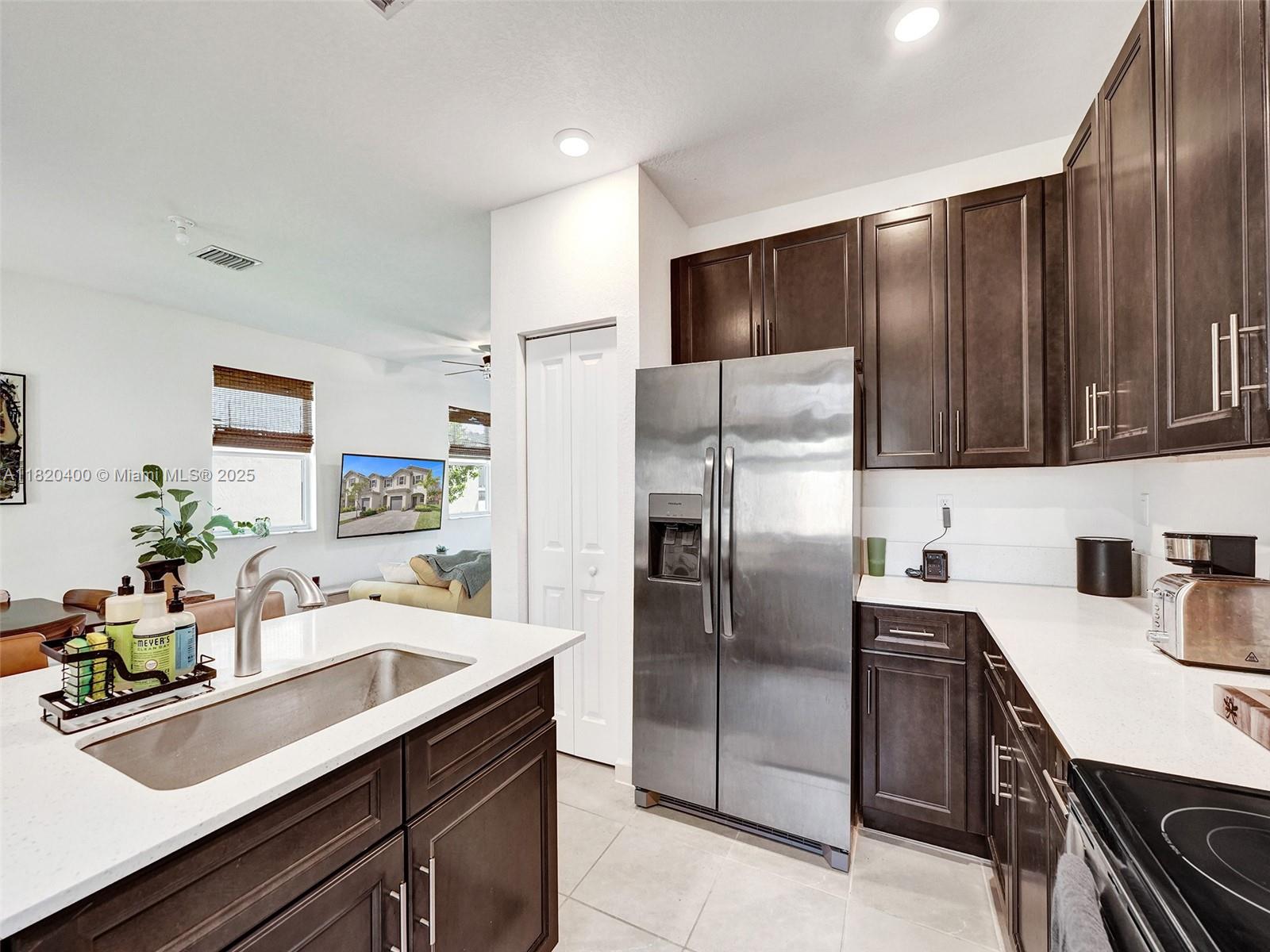 See details 1100 3 / 3 1331 sq. ft. $ 2025-06-11 0 Photo