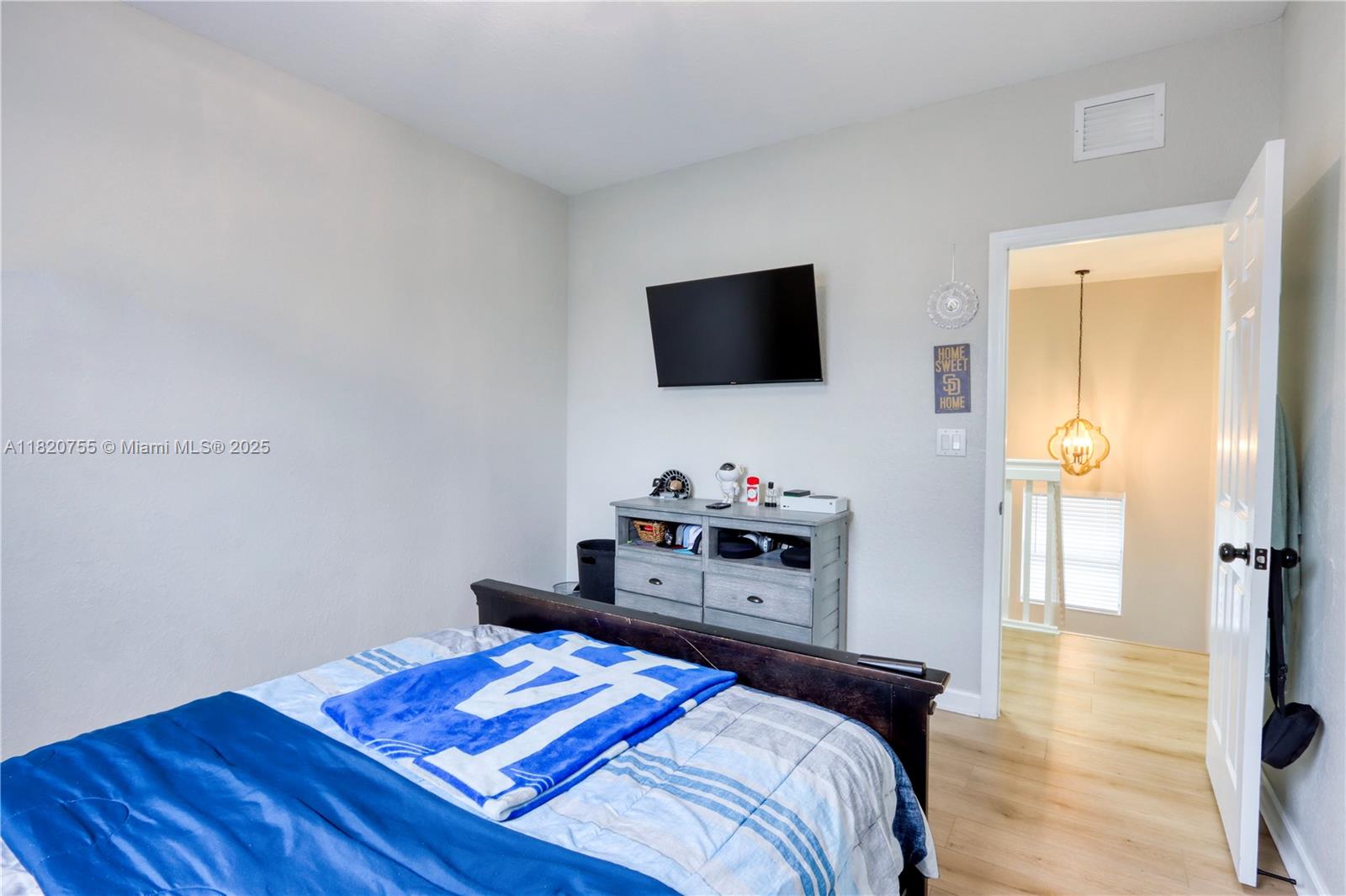 148 4 / 3  sq. ft. $ 2025-11-24 0 Photo