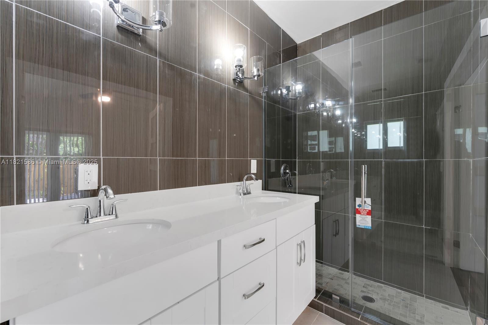 363 4 / 3 2200 sq. ft. $ 2025-07-26 0 foto