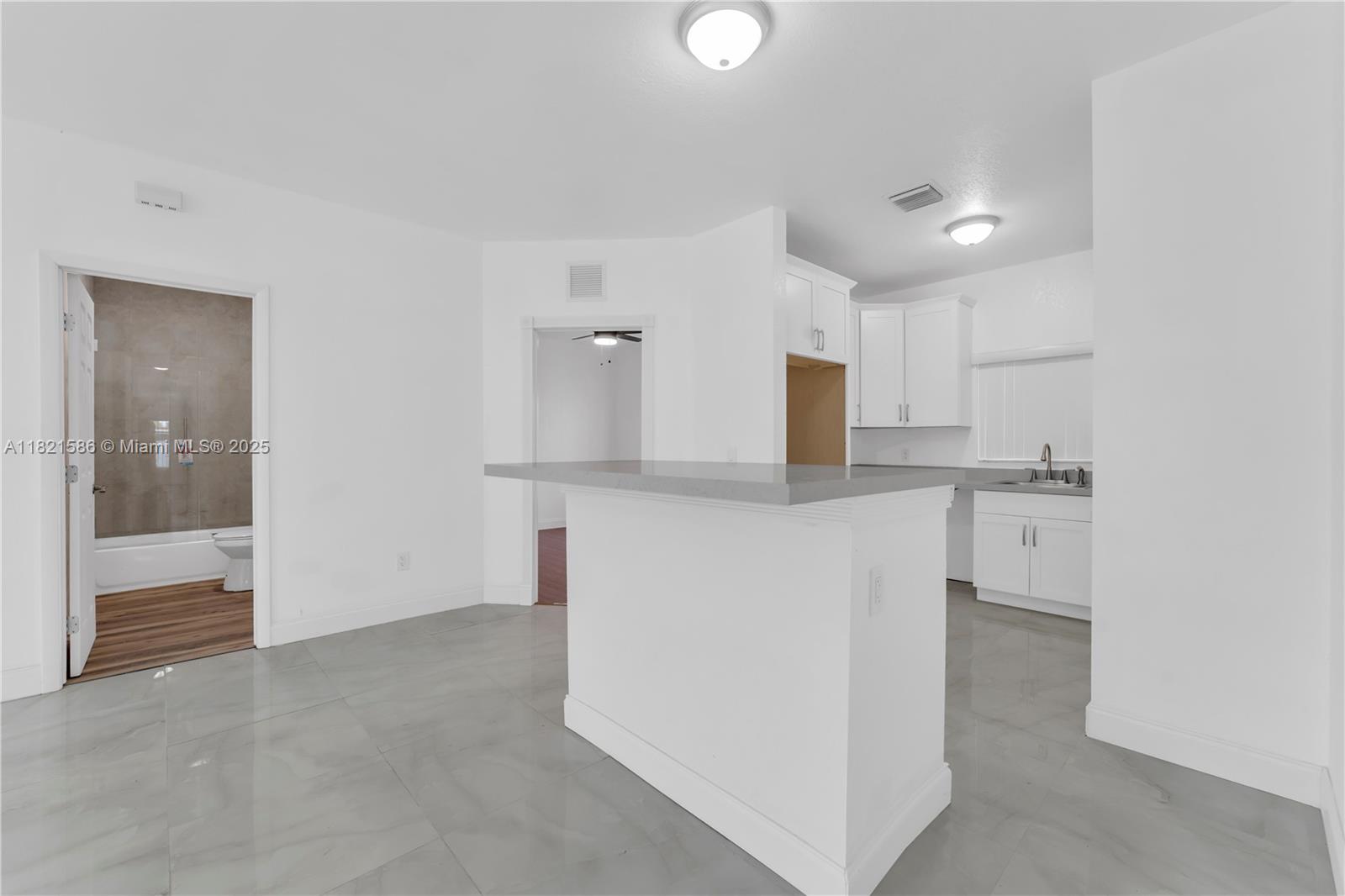 363 4 / 3 2200 sq. ft. $ 2025-07-26 0 foto