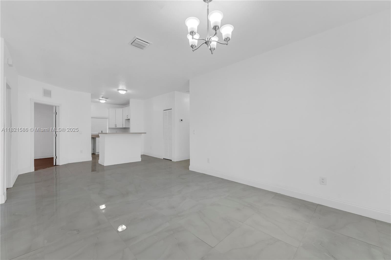 363 4 / 3 2200 sq. ft. $ 2025-07-26 0 foto
