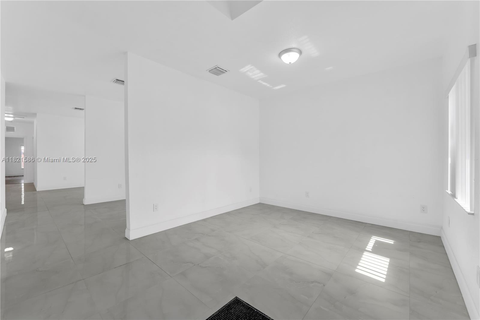 363 4 / 3 2200 sq. ft. $ 2025-07-26 0 foto