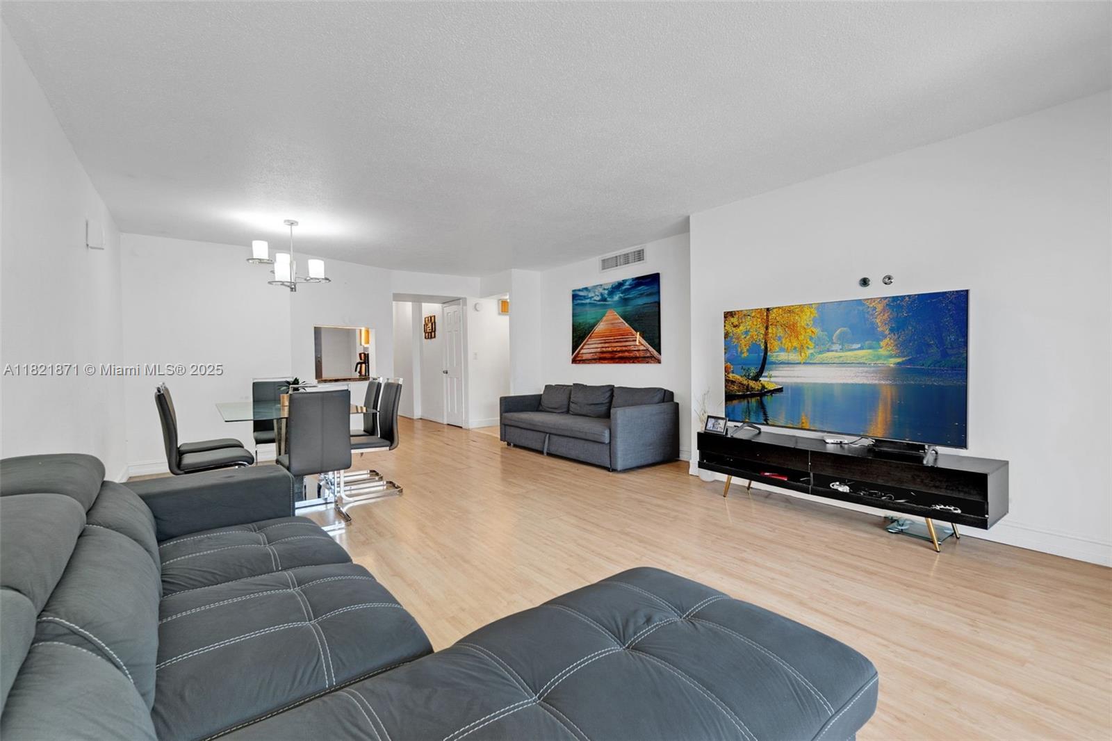 See details 206-1 2 / 2 1315 sq. ft. $ 2025-06-13 0 Photo