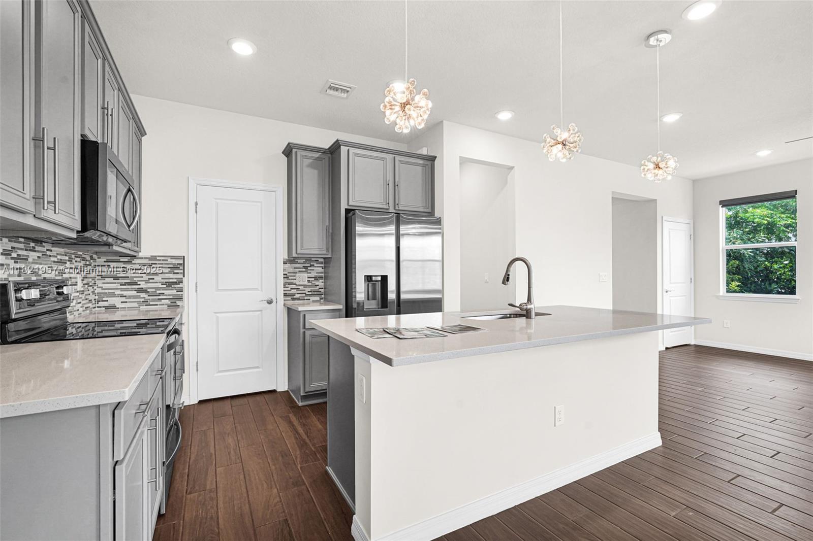 Ver detalles 1494 3 / 3 1769 sq. ft. $ 2025-06-13 0 foto