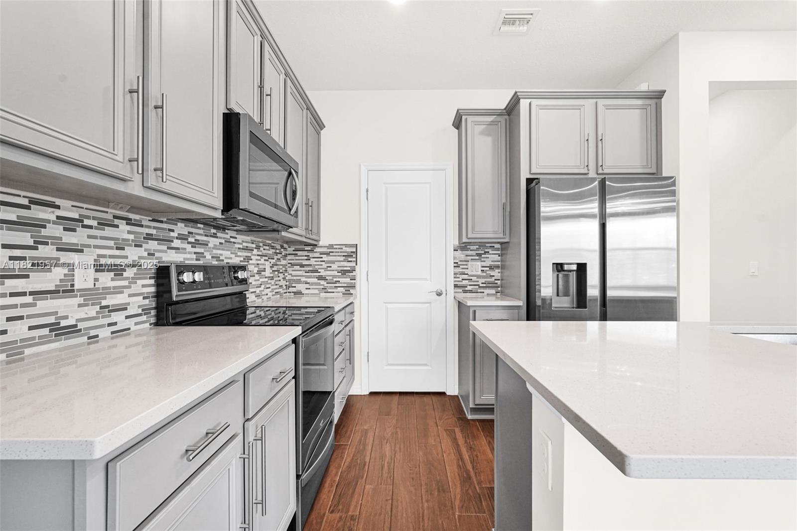 Ver detalles 1494 3 / 3 1769 sq. ft. $ 2025-06-13 0 foto