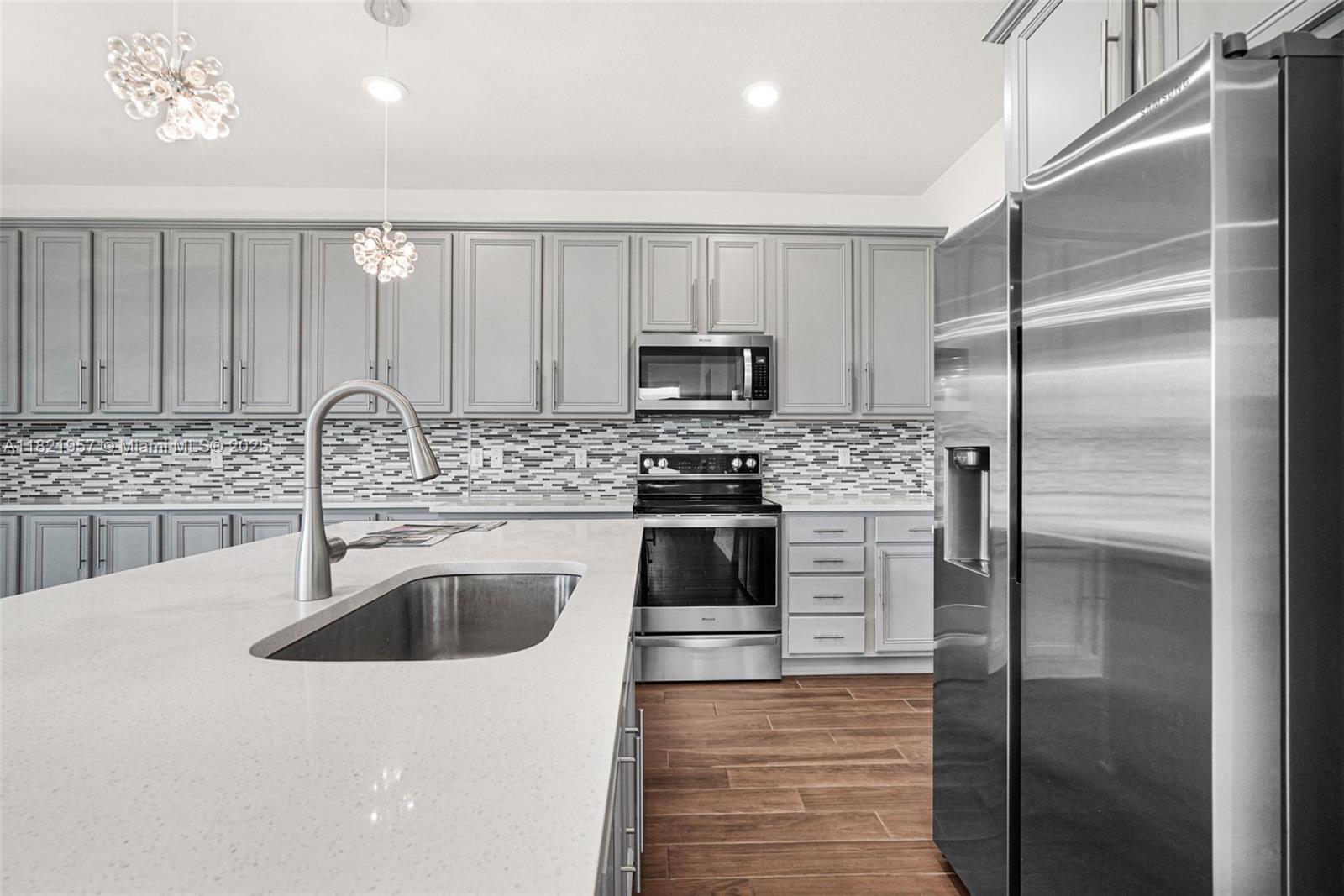 Ver detalles 1494 3 / 3 1769 sq. ft. $ 2025-06-13 0 foto
