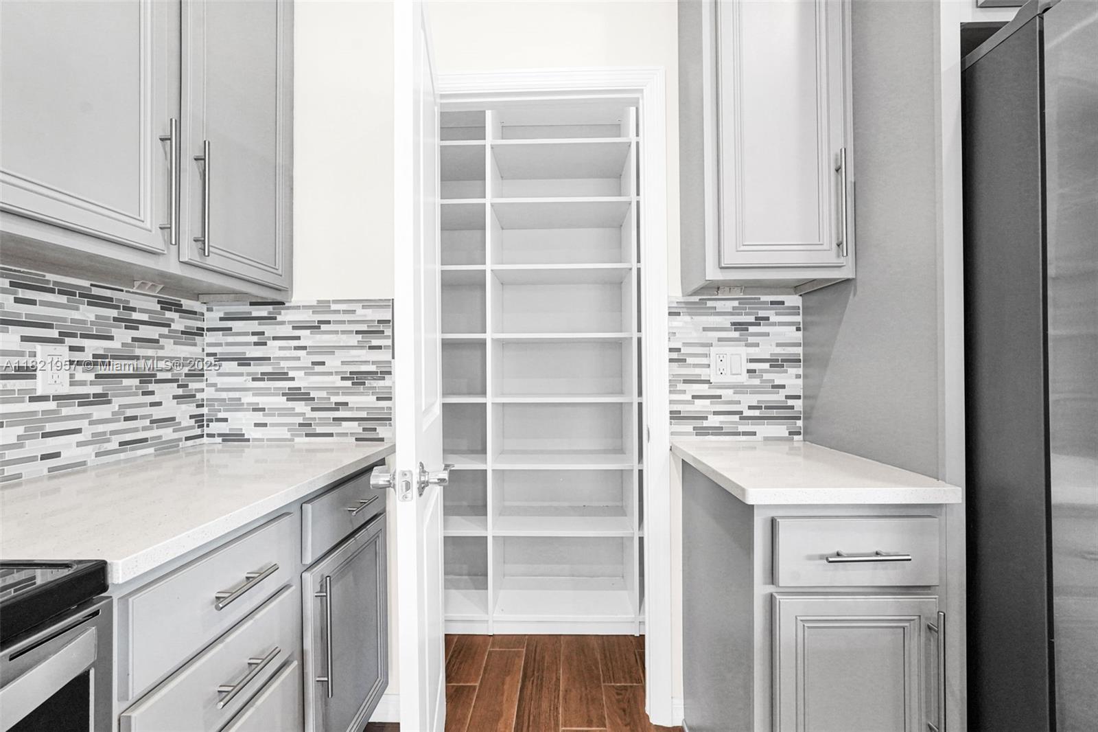 Ver detalles 1494 3 / 3 1769 sq. ft. $ 2025-06-13 0 foto