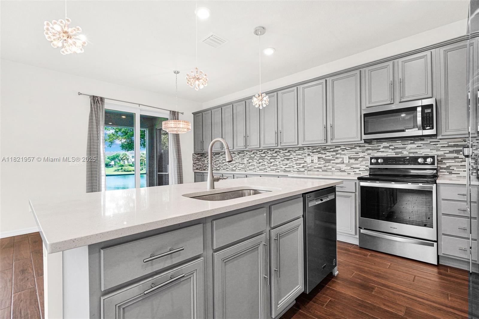 Ver detalles 1494 3 / 3 1769 sq. ft. $ 2025-06-13 0 foto