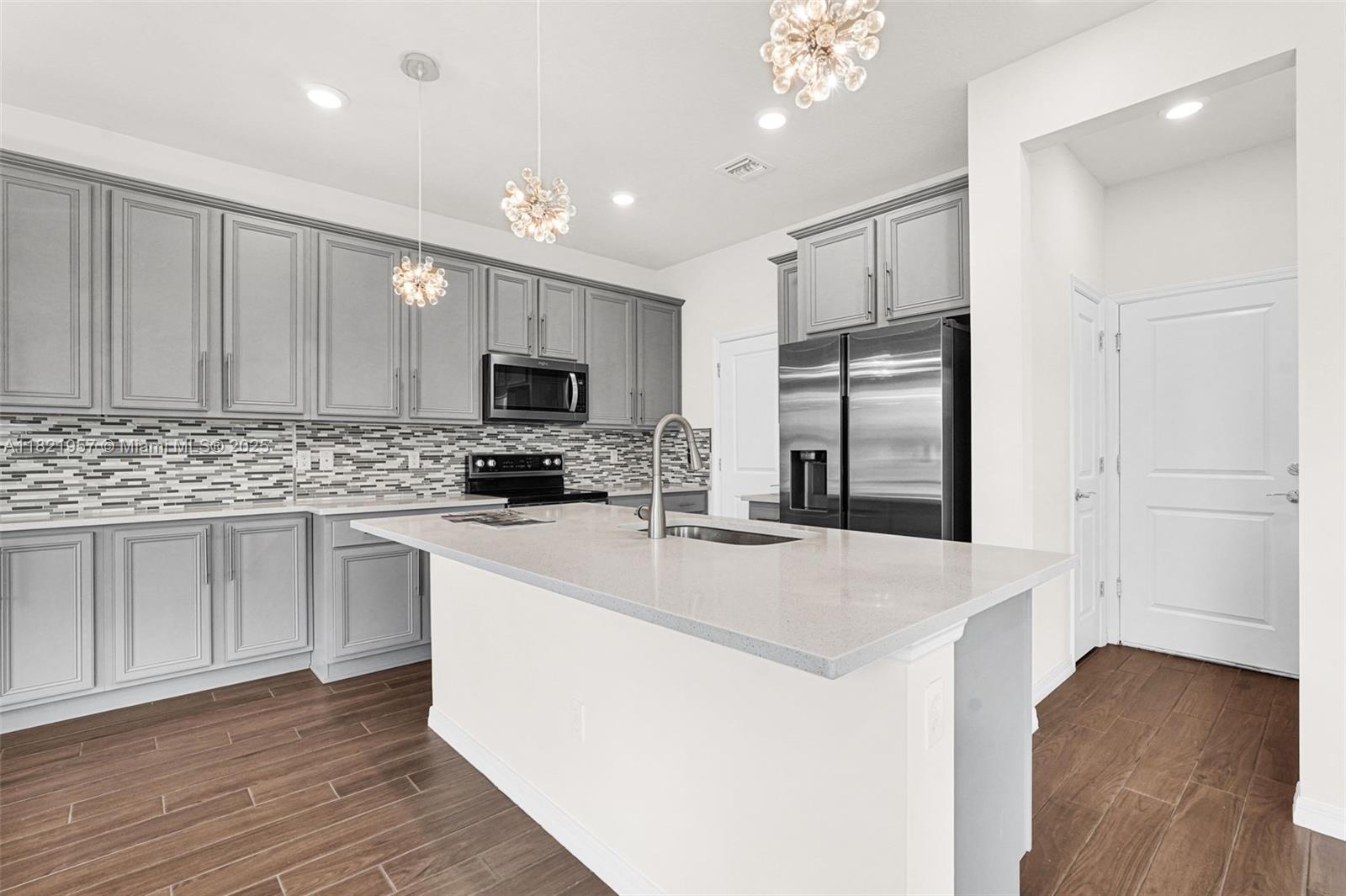 Ver detalles 1494 3 / 3 1769 sq. ft. $ 2025-06-13 0 foto