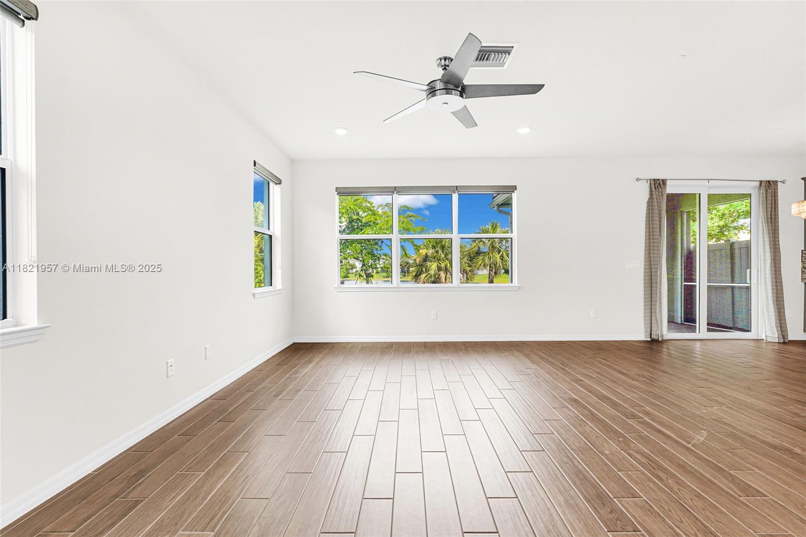 Ver detalles 1494 3 / 3 1769 sq. ft. $ 2025-06-13 0 foto
