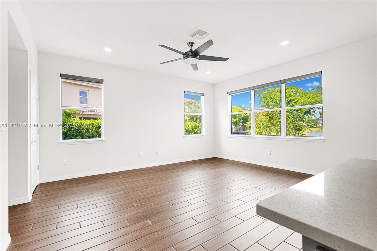 Ver detalles 1494 3 / 3 1769 sq. ft. $ 2025-06-13 0 foto