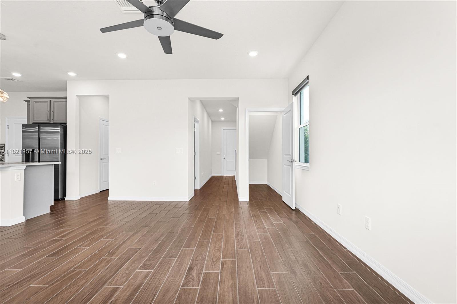 Ver detalles 1494 3 / 3 1769 sq. ft. $ 2025-06-13 0 foto