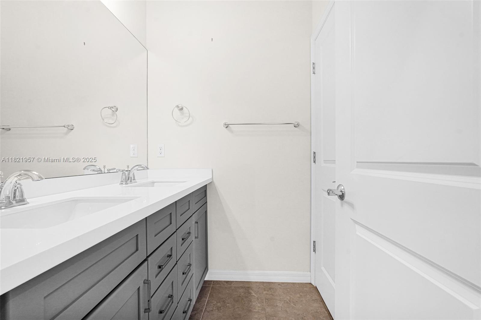 Ver detalles 1494 3 / 3 1769 sq. ft. $ 2025-06-13 0 foto