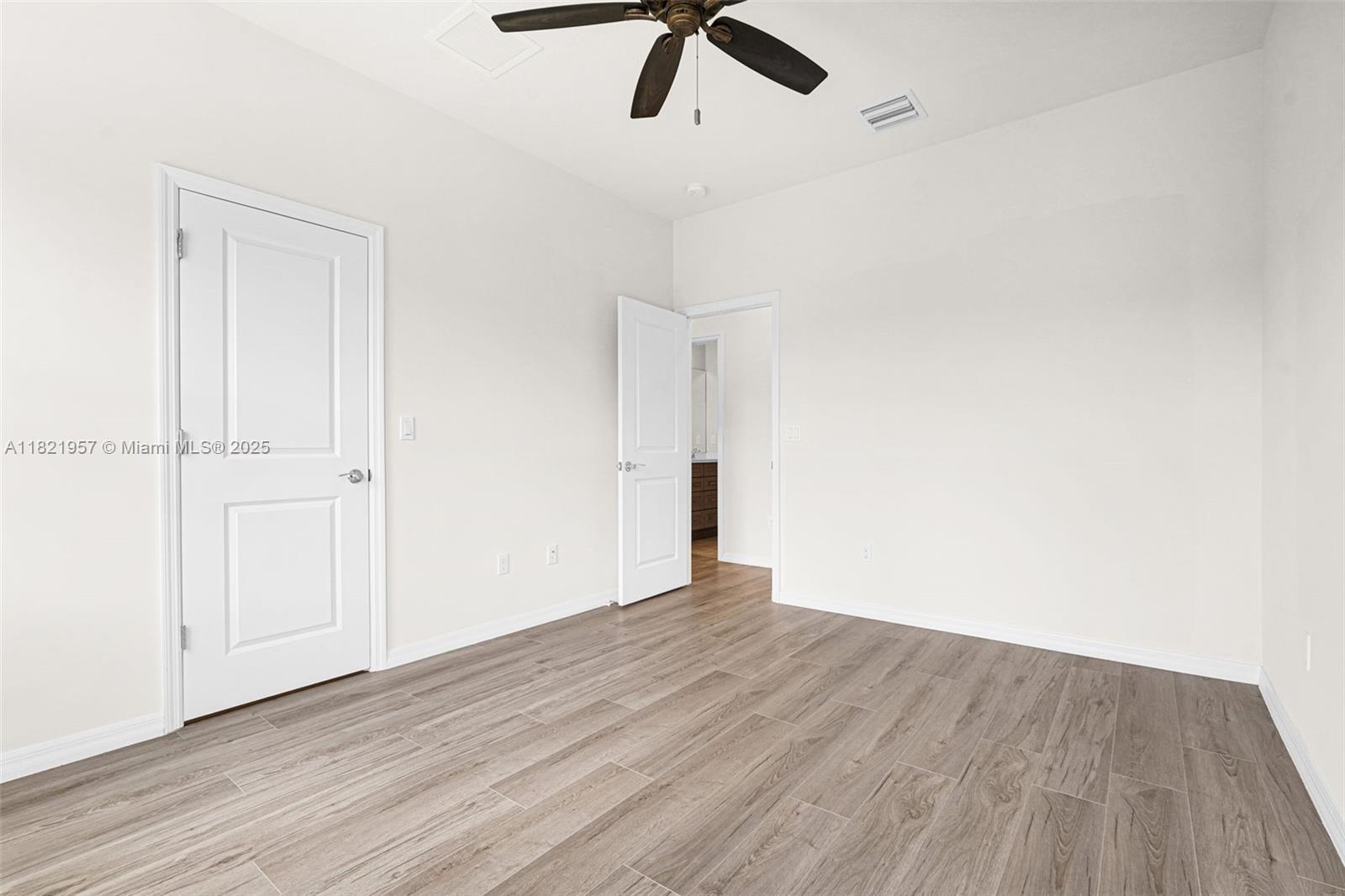 Ver detalles 1494 3 / 3 1769 sq. ft. $ 2025-06-13 0 foto