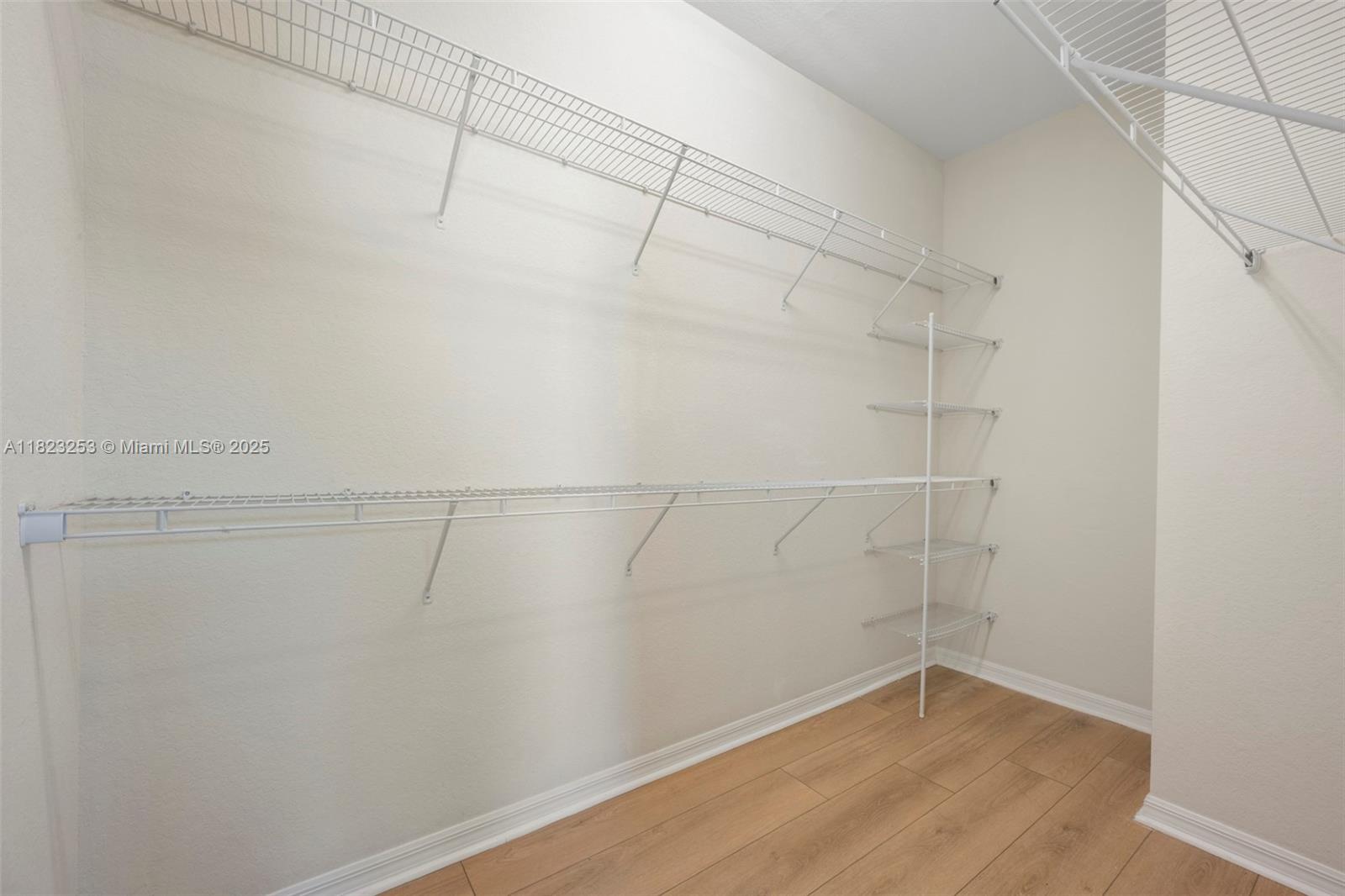 See details 4255 4 / 3 2164 sq. ft. $ 2025-08-13 0 Photo