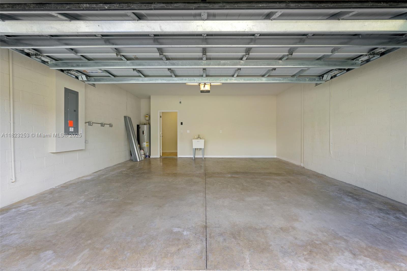 See details 4255 4 / 3 2164 sq. ft. $ 2025-08-13 0 Photo