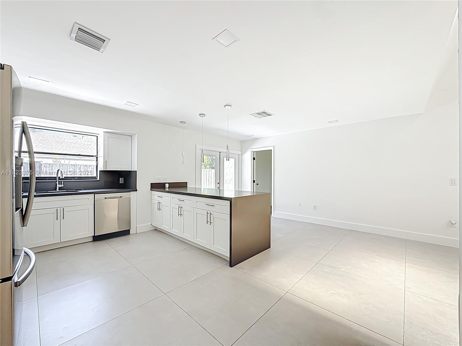 See details 4996 5 / 3 2402 sq. ft. $ 2025-08-22 0 Photo
