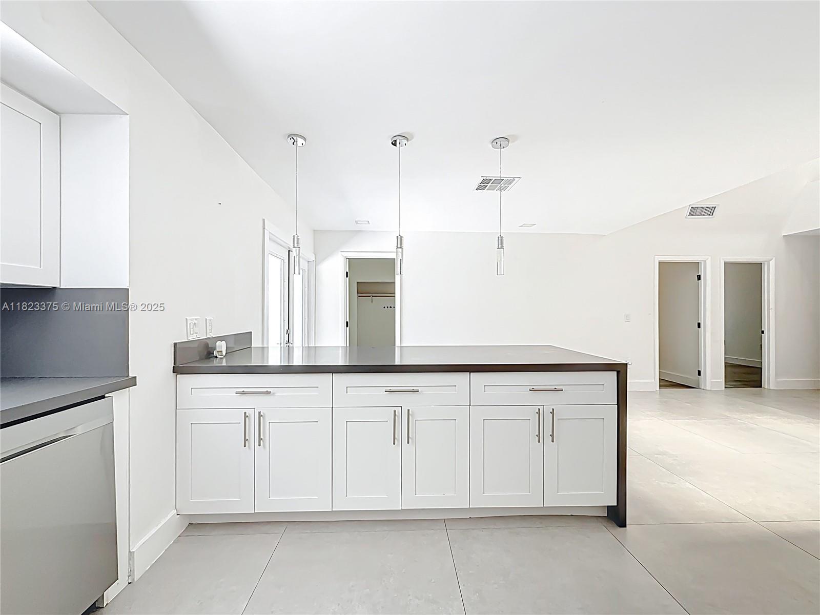 See details 4996 5 / 3 2402 sq. ft. $ 2025-08-22 0 Photo