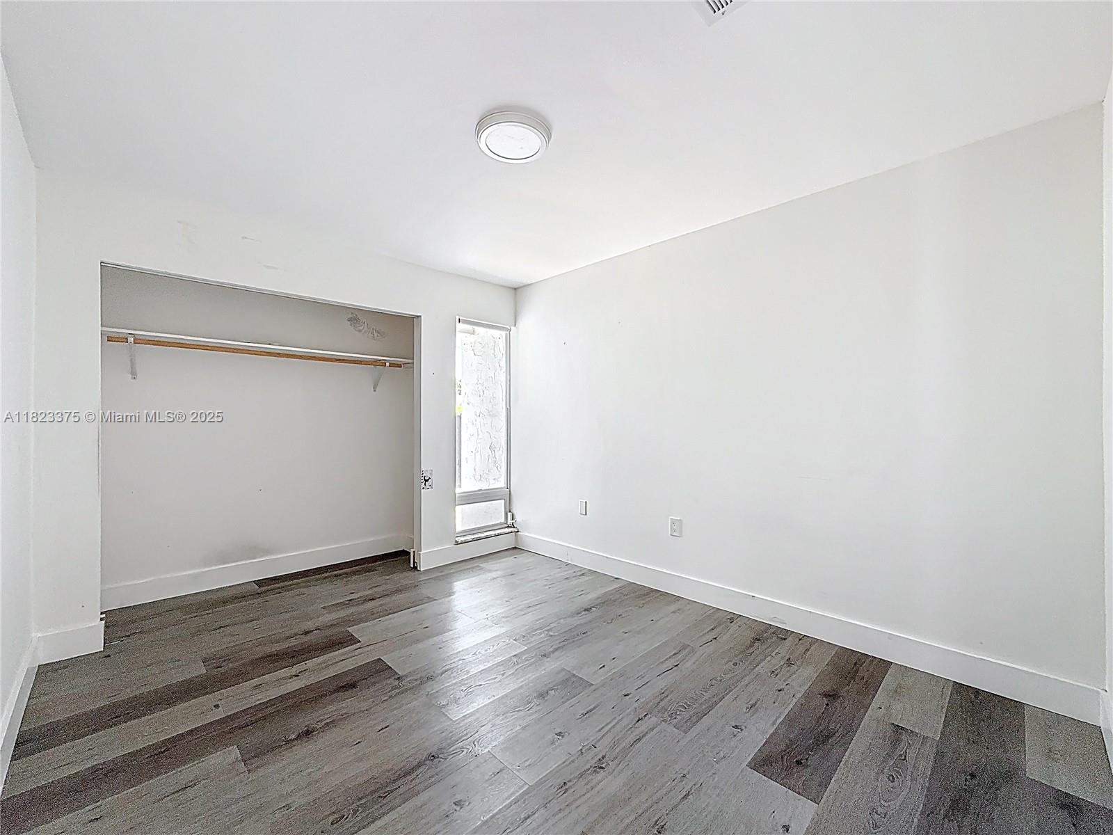 See details 4996 5 / 3 2402 sq. ft. $ 2025-08-22 0 Photo
