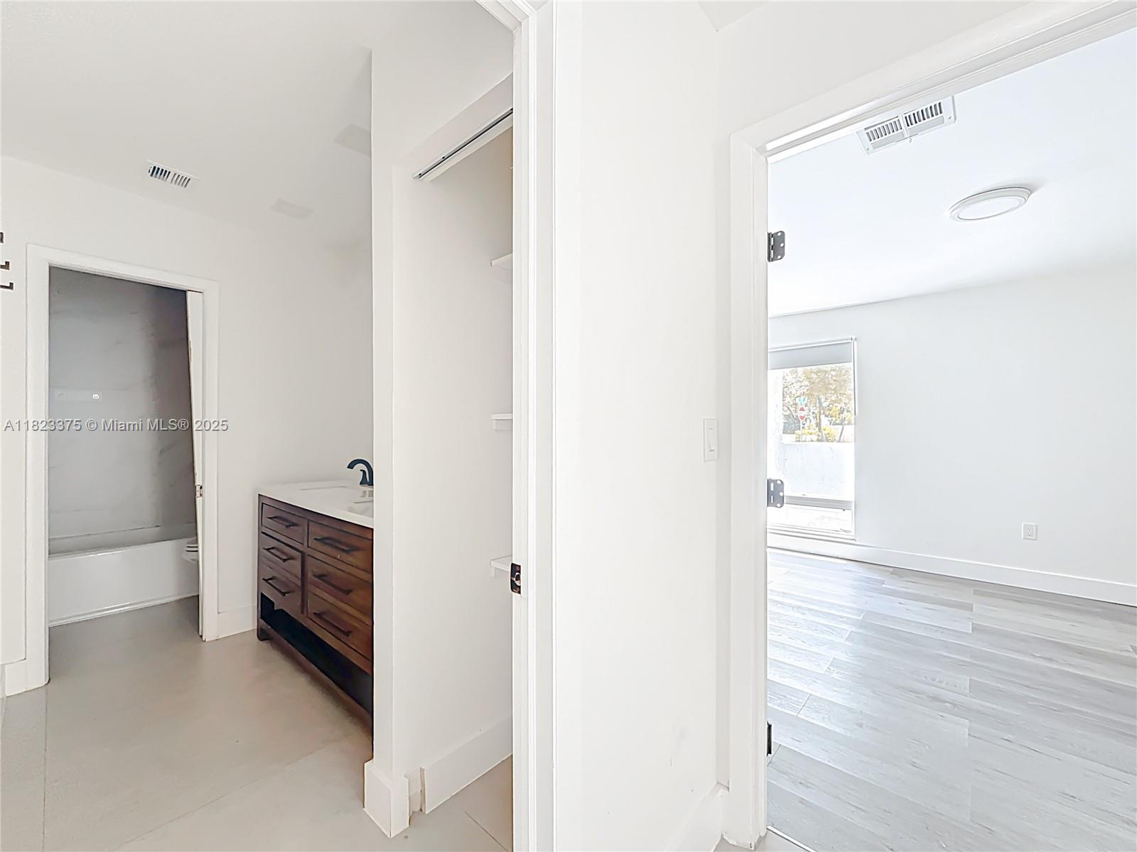 See details 4996 5 / 3 2402 sq. ft. $ 2025-08-22 0 Photo