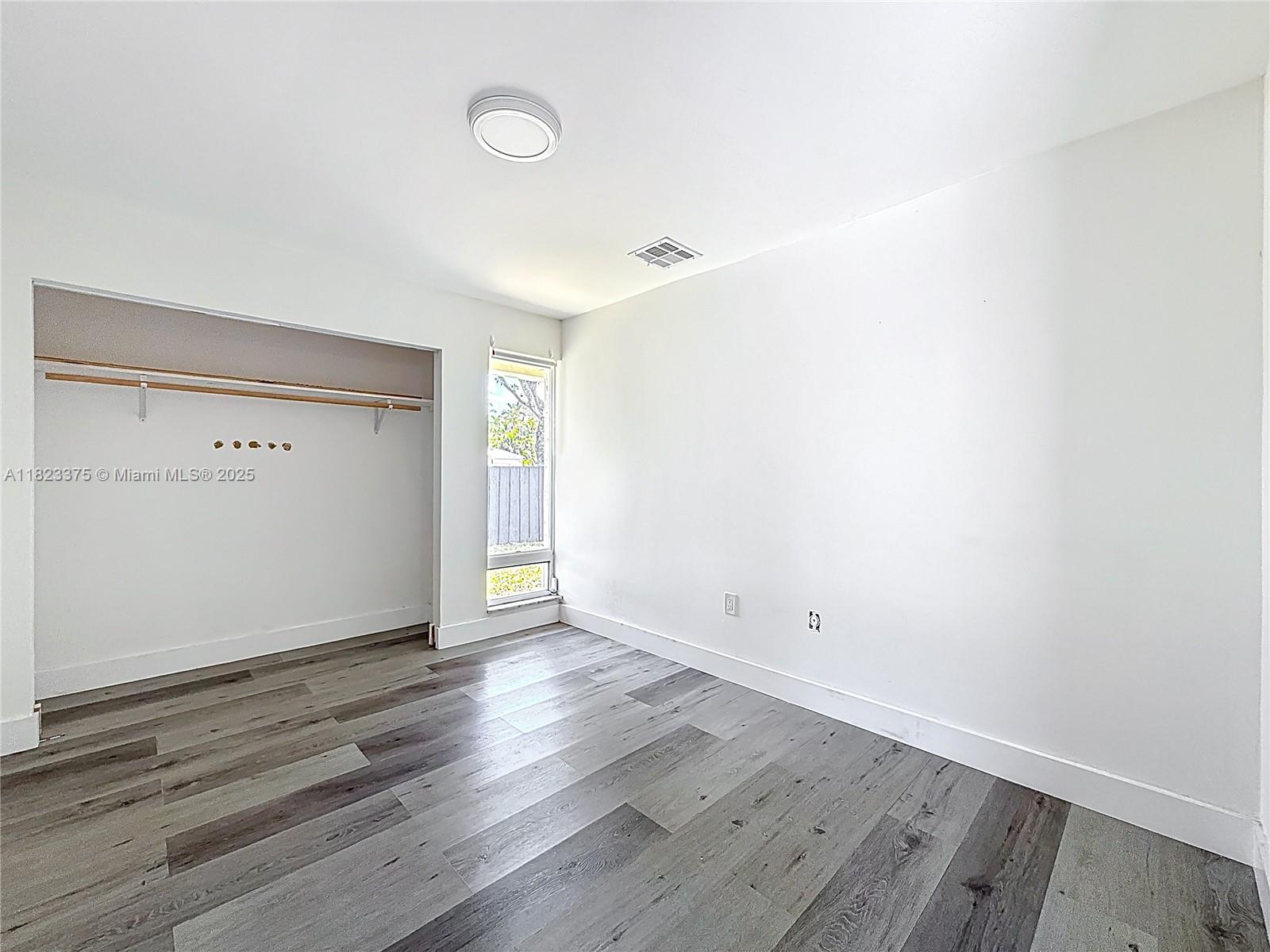 See details 4996 5 / 3 2402 sq. ft. $ 2025-08-22 0 Photo