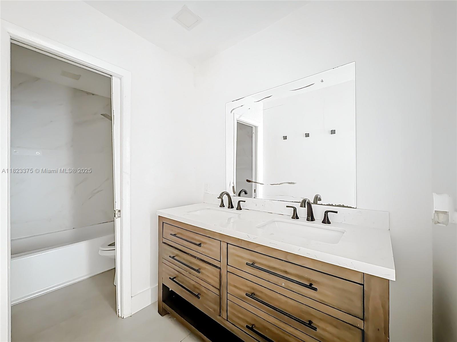See details 4996 5 / 3 2402 sq. ft. $ 2025-08-22 0 Photo