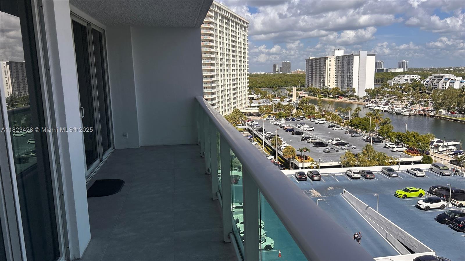 See details 1030 1 / 2 991 sq. ft. $ 2025-06-16 0 Photo