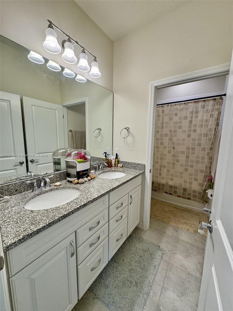 See details 1595 5 / 4 2501 sq. ft. $ 2025-06-17 0 Photo
