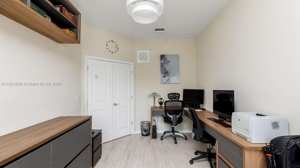 See details 1595 5 / 4 2501 sq. ft. $ 2025-06-17 0 Photo