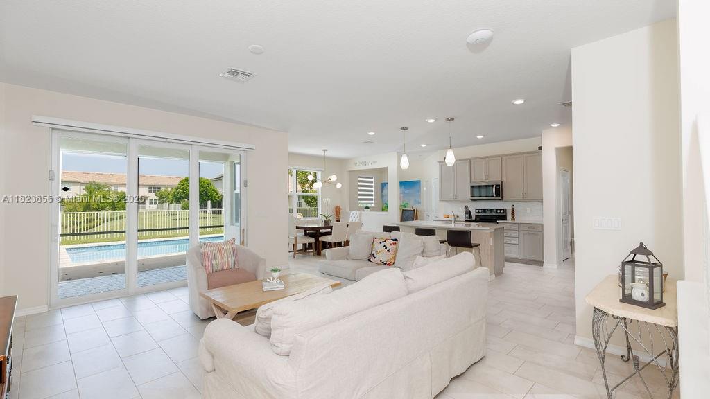 See details 1595 5 / 4 2501 sq. ft. $ 2025-06-17 0 Photo