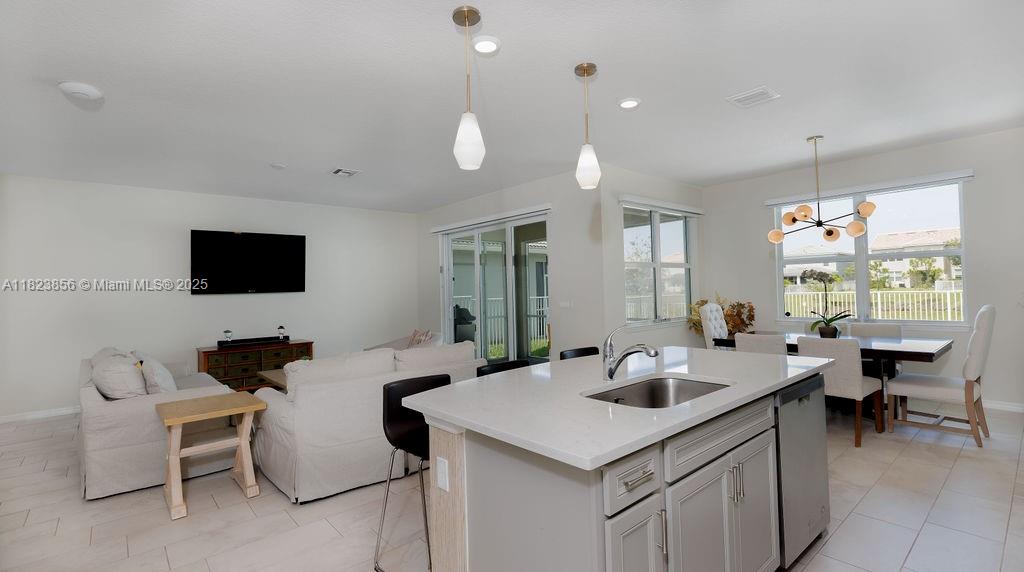 See details 1595 5 / 4 2501 sq. ft. $ 2025-06-17 0 Photo