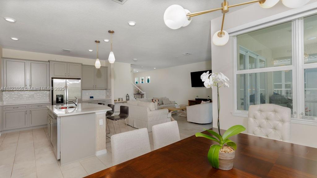 See details 1595 5 / 4 2501 sq. ft. $ 2025-06-17 0 Photo