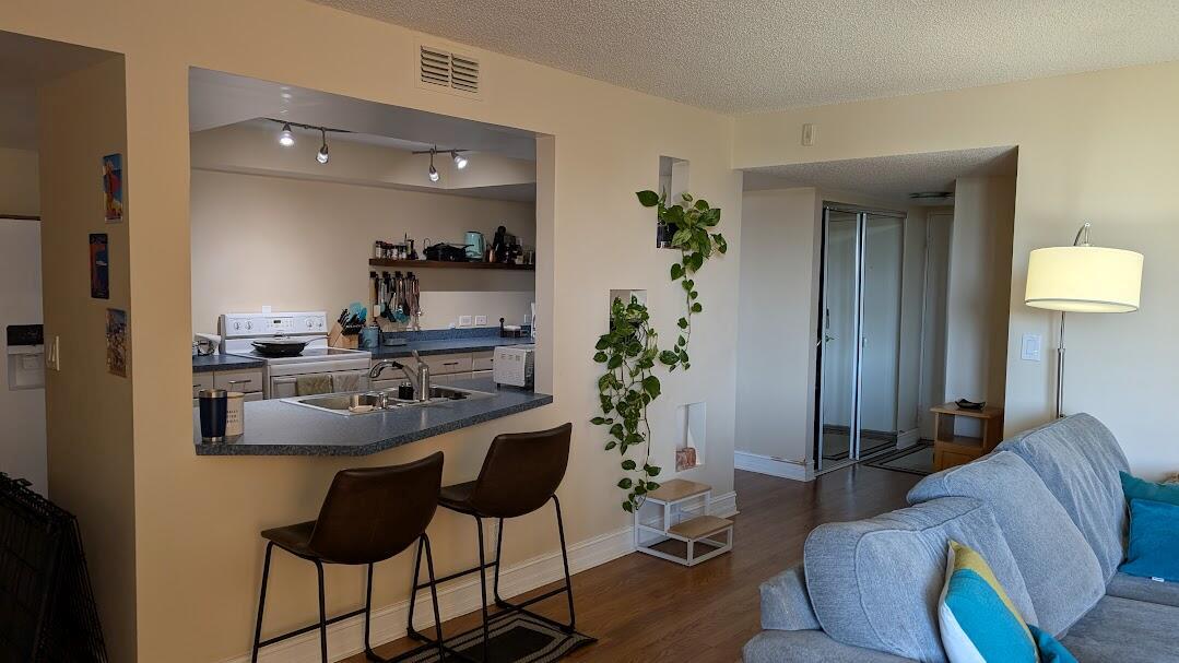 Ver detalles 9309 2 / 2 1175 sq. ft. $ 2025-10-23 0 foto