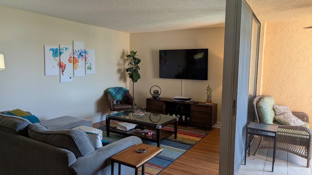 Ver detalles 9309 2 / 2 1175 sq. ft. $ 2025-10-23 0 foto