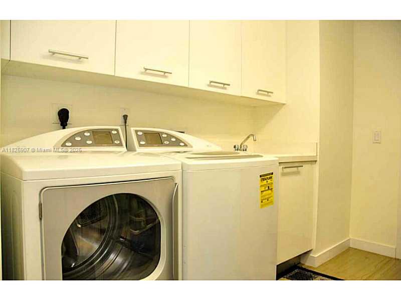 Photo of 2711 OCEAN DR  #3102, Hollywood, Florida, 33019 - Laundry Room