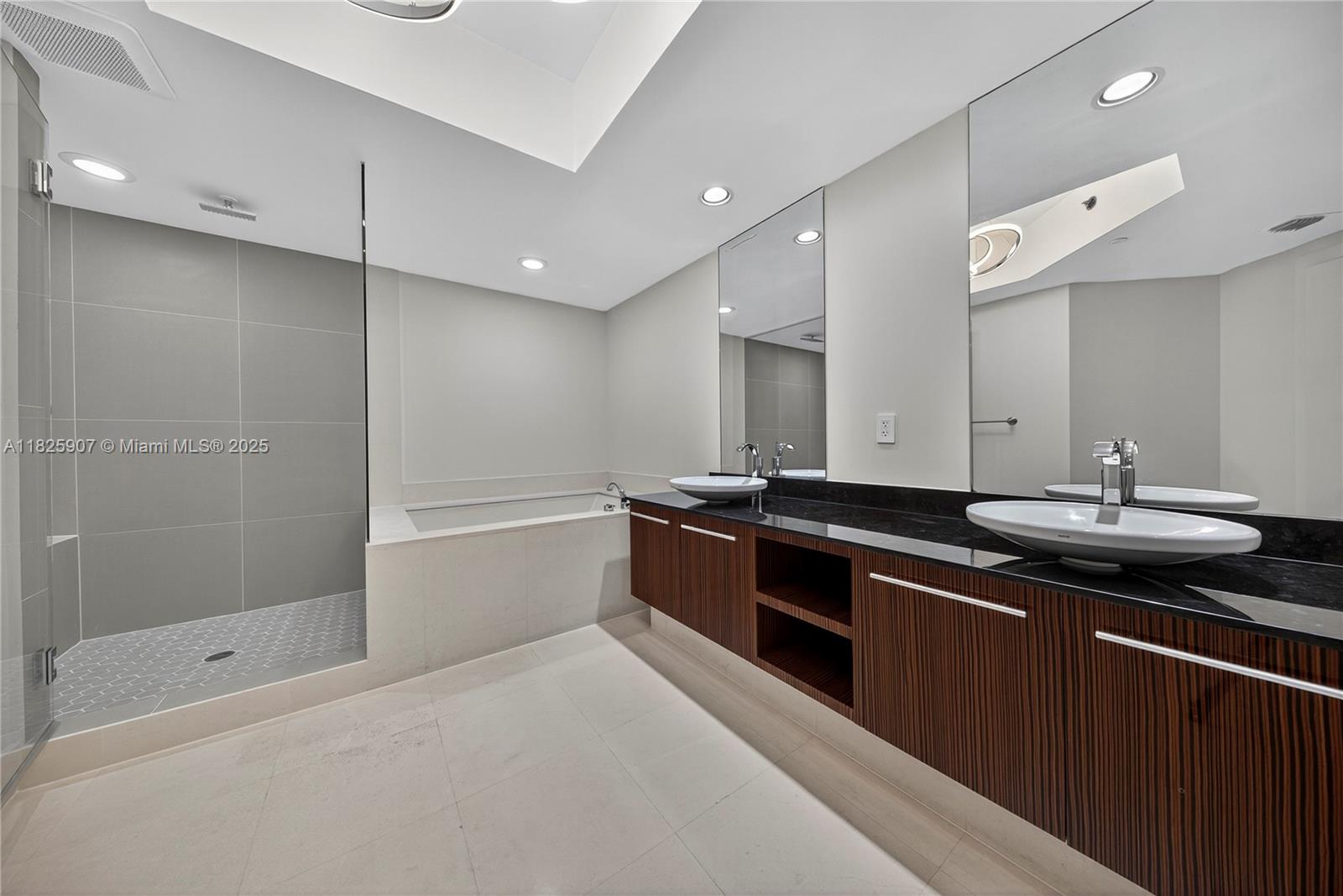 Photo of 2711 OCEAN DR  #3102, Hollywood, Florida, 33019 - MASTER BATHROOM
