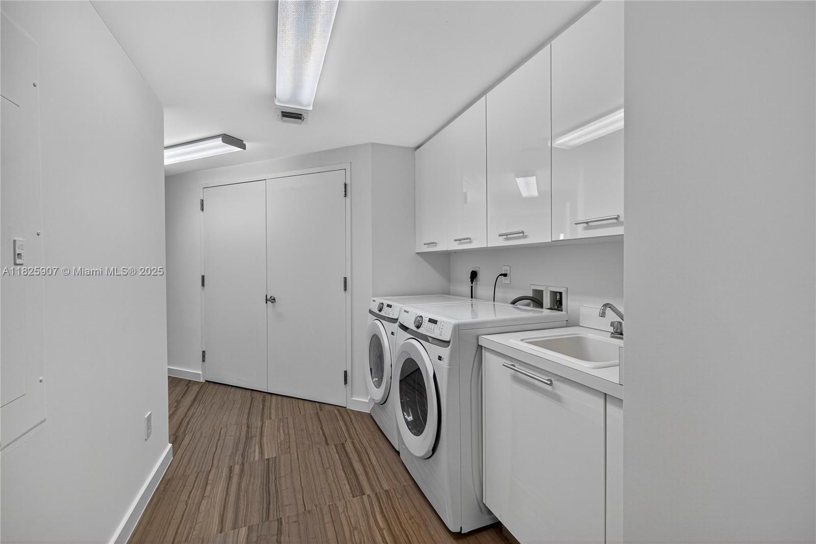 Photo of 2711 OCEAN DR  #3102, Hollywood, Florida, 33019 - SEPARATE LAUNDRY ROOM