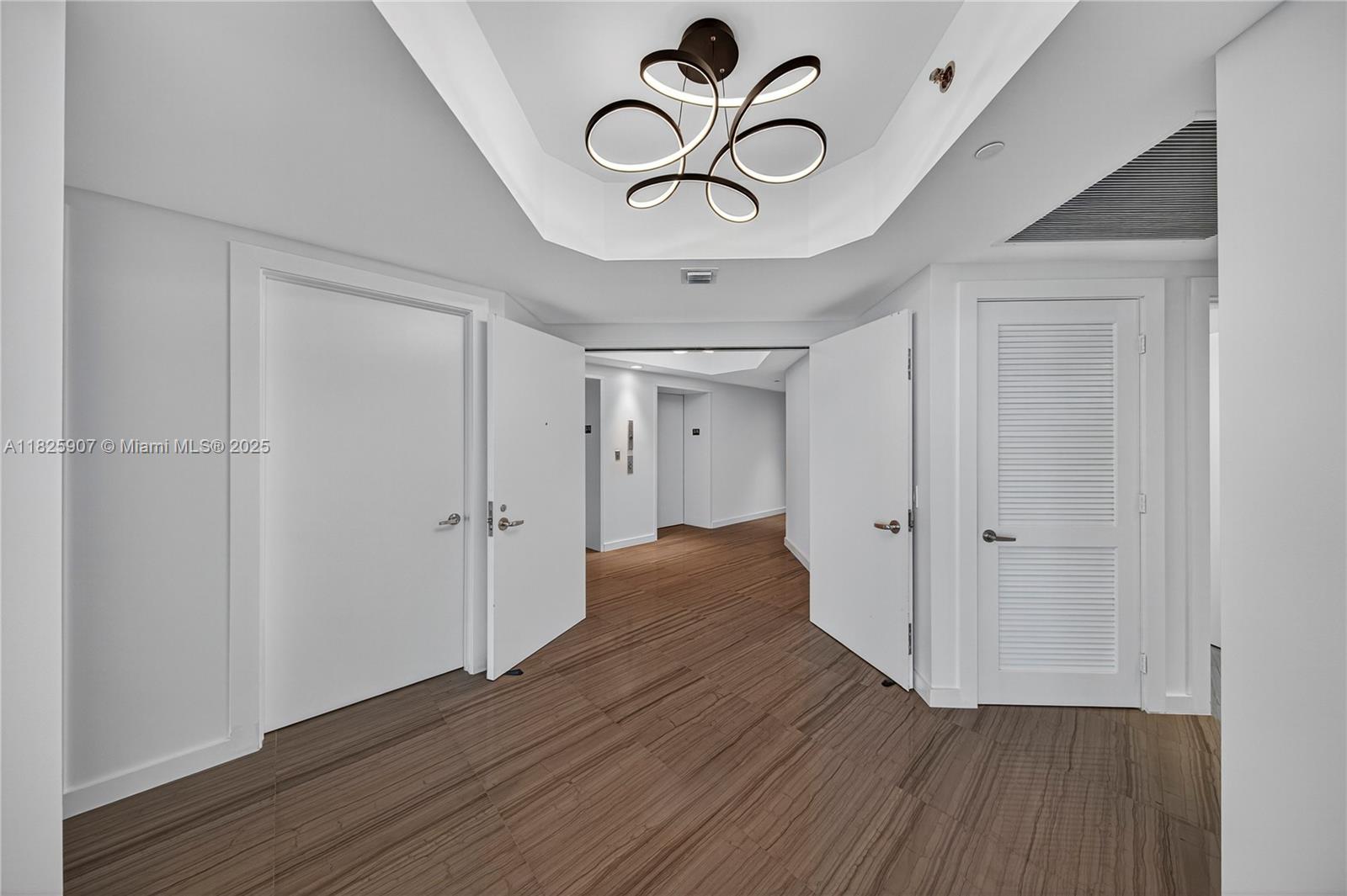 Photo of 2711 OCEAN DR  #3102, Hollywood, Florida, 33019 - ENTRANCE FOYER