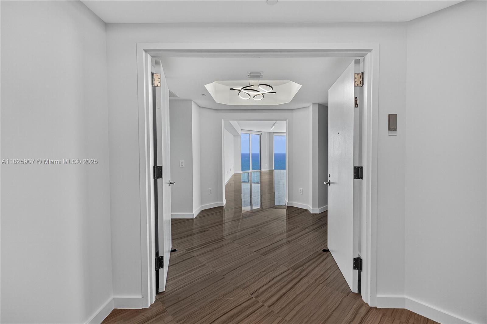 Photo of 2711 OCEAN DR  #3102, Hollywood, Florida, 33019 - ENTRANCE FOYER