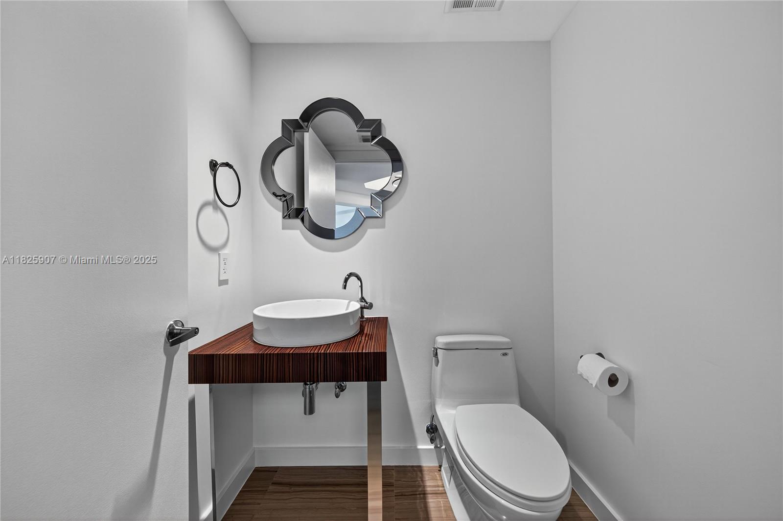 Photo of 2711 OCEAN DR  #3102, Hollywood, Florida, 33019 - POWDER ROOM