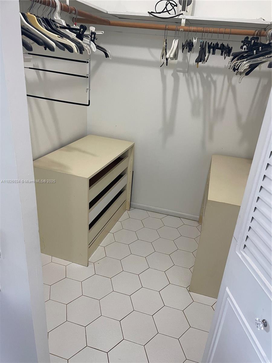 See details 320 2 / 2 1544 sq. ft. $ 2025-10-17 0 Photo