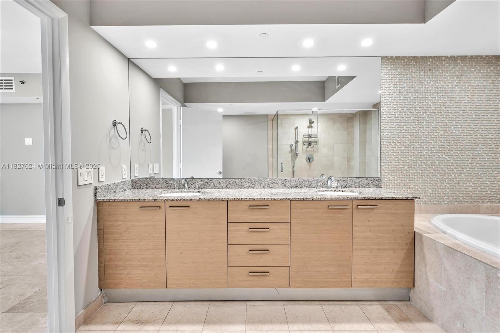 Ver detalles 5004 3 / 3 1675 sq. ft. $ 2025-06-23 0 foto